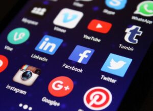 Comment l’IA peut optimiser votre stratégie de contenu Facebook en 2025